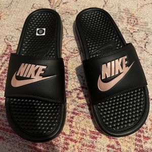 Nike Woman’s Benassi JDI Black/Rose slides